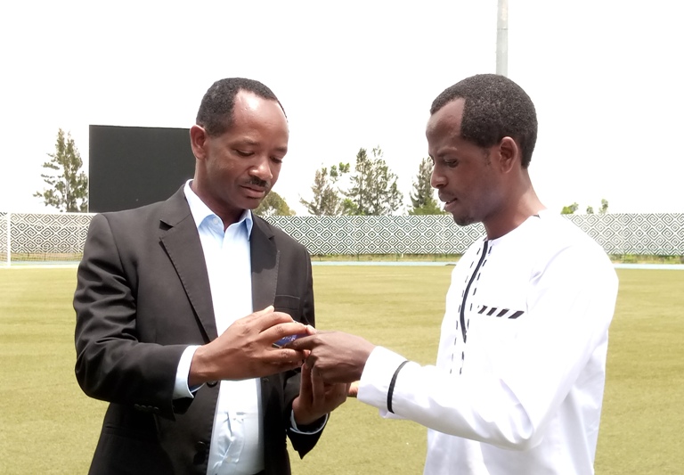 Pacal Muhire (wambaye ishati y'umweru) yashyikirijwe tablet na Gitifu wa Ngoma