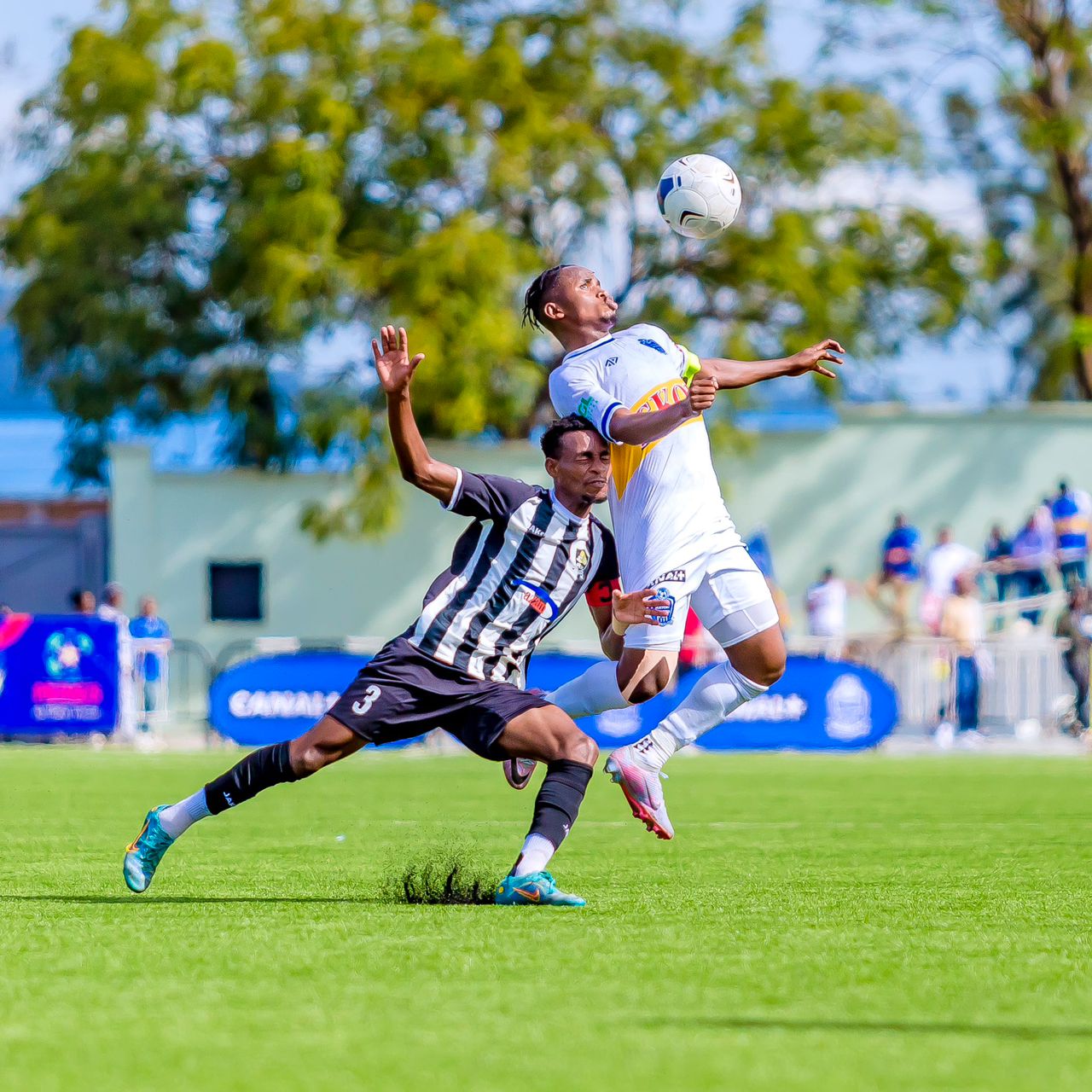 Muhire Kevin wa Rayon Sports agerageza kugenzura umupira n'igituza