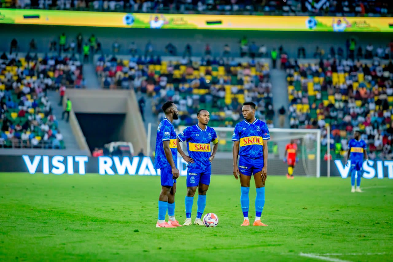 Muhire Kevin(hagati) Charles Bbaale(ibumoso) na Nsabimana Aimable (iburyo) bajya inama