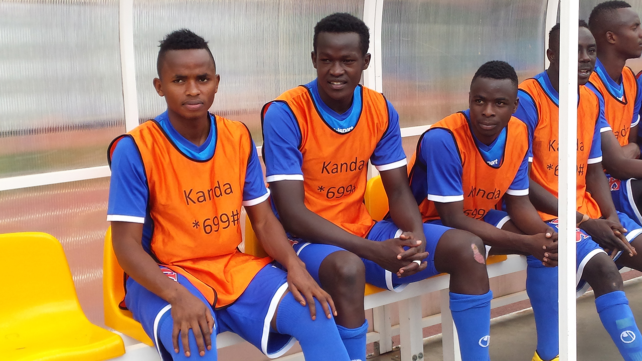 Muhire Kevin (ubanza ibumoso) yabanje hanze nyuma yo gukerererwa mu myitozo