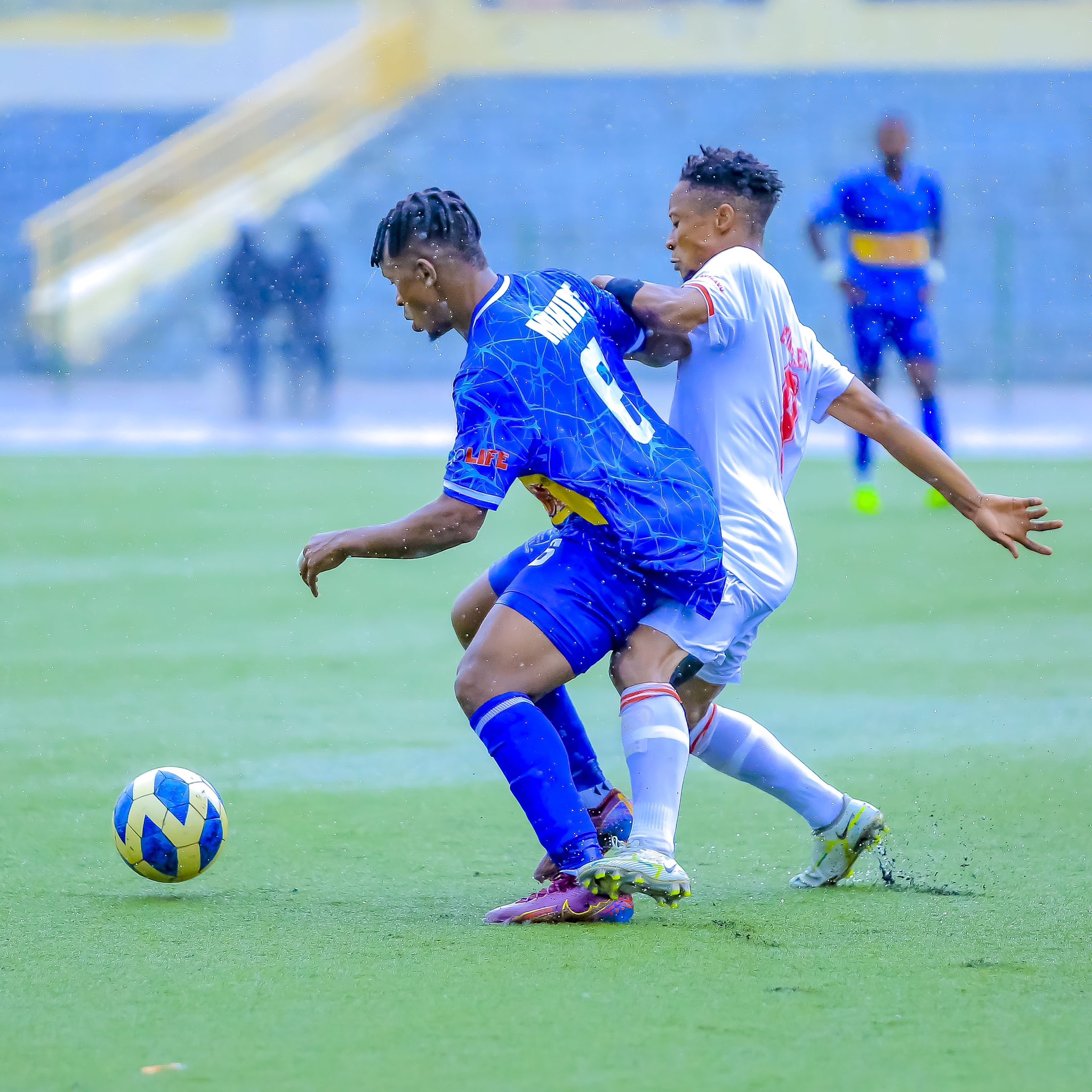 Muhire Kevin wa Rayon Sports ahanganye na Kakule Mukata Justin wa Etincelles