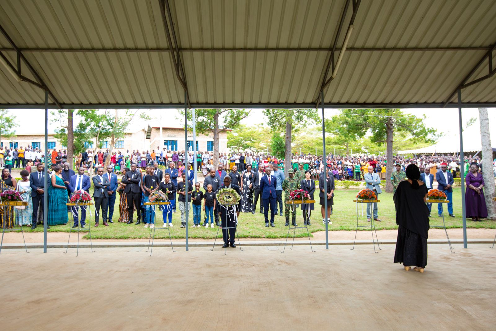 Ababyeyi ba Muhongerwa n'abavandimwe baruhukiye mu rwibutso rw'Akarere rwa Ruhango ruri i Kinazi