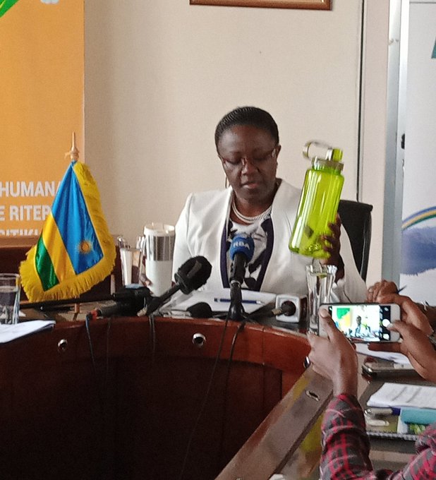 Minisitiri Mujawamariya Jeanne d'Arc yerekanye icupa rya Pulasitike ryemewe kuko ryo rikoreshwa kenshi