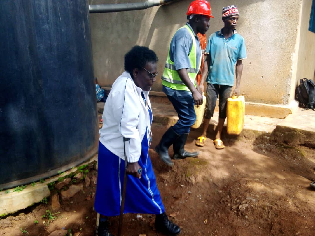 Mujawayezu yashimiye abamusaniye inzu yari yarangiritse ku ruhande rwo hepfo y'iki kigega cy'amazi