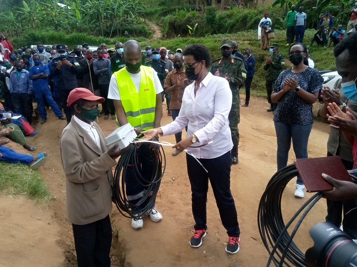 Hon. Mukabalisa yayoboye igikorwa cyo gutanga umuriro w'amashanyarazi ku batuye mu Kagari ka Nyamugari