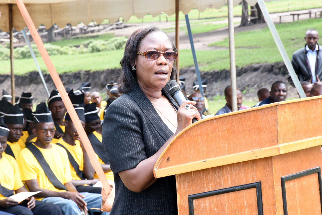 Mukabaramba Alvera avuga ko Uturere tutita ku bana bavuye Iwawa tuba twica inshingano zatwo