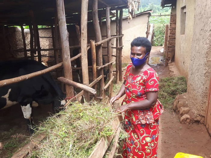 Mukagatera yifasha imirimo yose mu rugo n'ubwo yatewe ubumuga muri Jenoside yakorewe Abatutsi