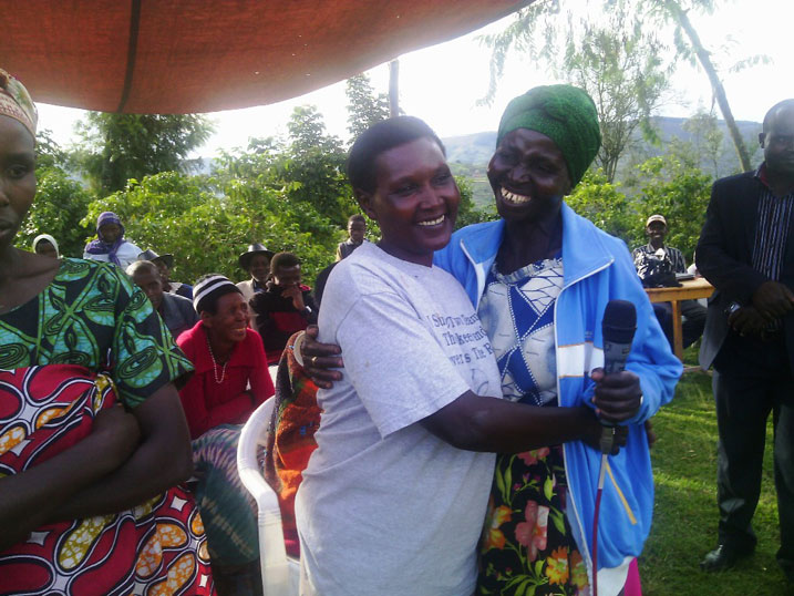 Mukakamanzi (wambaye umupira) yababariye abaturanyi be biturutse ku kuba yarumvise neza gahunda ya "Ndi umunyarwanda".