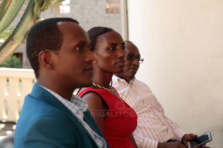 Mukakarara Priscilla (wo hagati wambaye umutuku) umukozi muri WDA yashishikarije abarangije amahugurwa kwihangira umurimo 