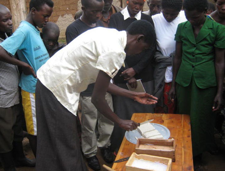 Mukakayonde arereka abaturage bagenzi be uburyo Soya ivamo ibindi biribwa.