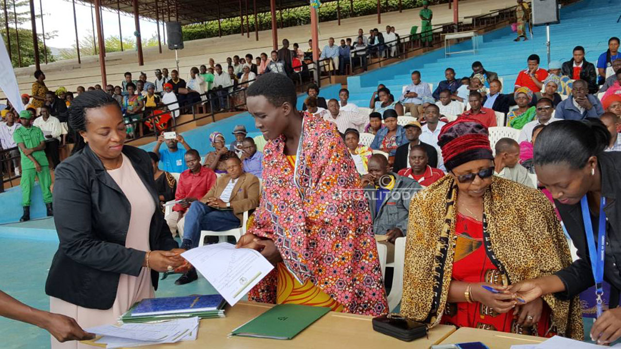 Mukamana Esperence umuyobozi w'ikigo cy'imicungire n'imikoreshereze y'ubutaka atanga icyangombwa cy'ubutaka