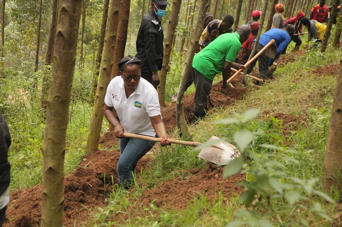 Mayor Mukamana yagarutse ku kuntu abaturage bakubakira ku bufatanye bikabageza kuri byinshi