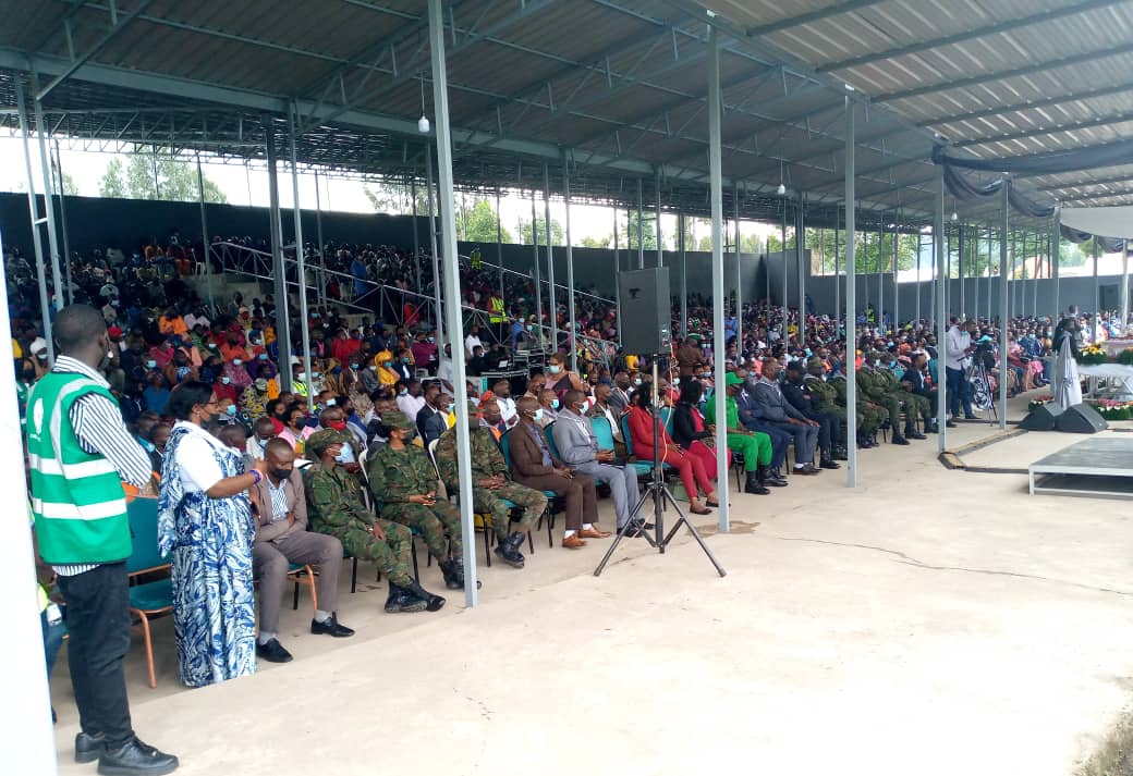 Stade igenewe kwakira nibura abagana uru rwibutso bagera mu 2000 icyarimwe
