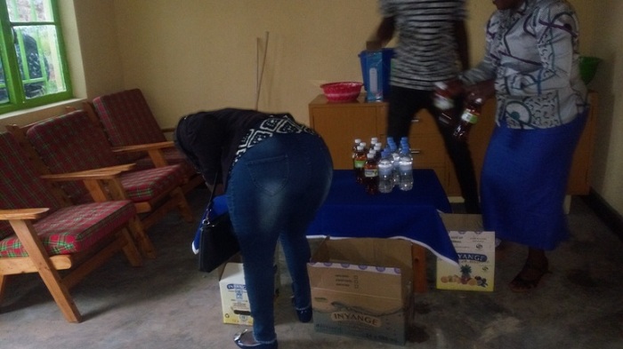 Mu ruganiriro kwa Mukamusoni. Inzu itahwa yayisangiriyemo n'abakozi ba HVP Gatagara icyo kunywa