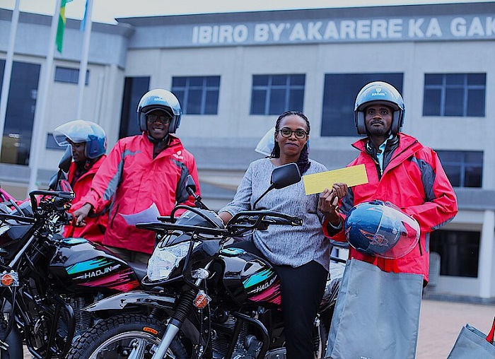 Mu kuzibashyikiriza Umuyobozi w