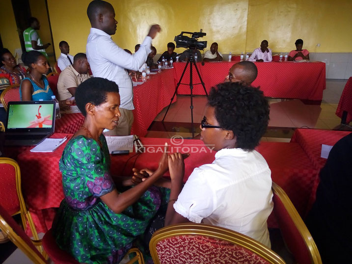 Mukandinda Matirida aemurira umukobwa we Naomi ibivugirwa mu kiganiro yifashishije ururimi rw'amarenga yo mu ntoki.