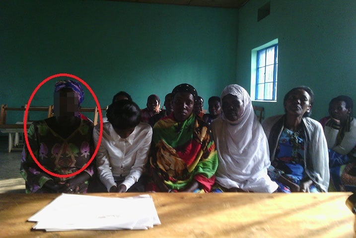 Mukaneza (uri mu kaziga gatukura) mu nama y