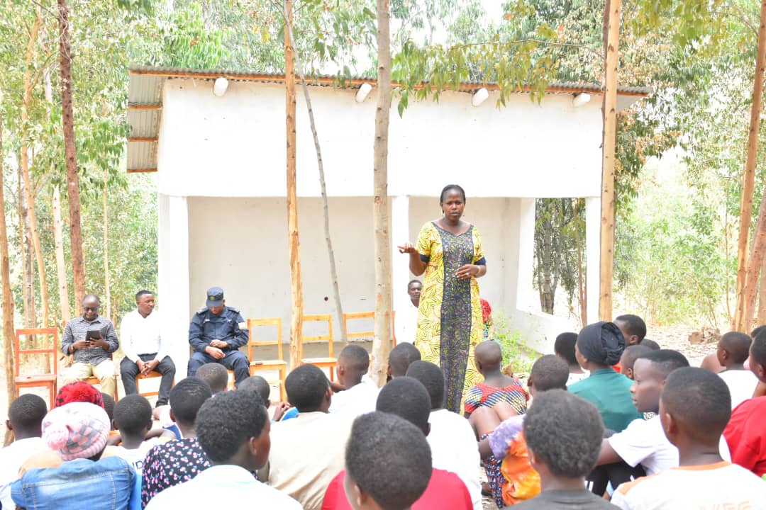 Mukangenzi asaba ko ababyeyi batarerera abana mu ikoranabuhanga gusa