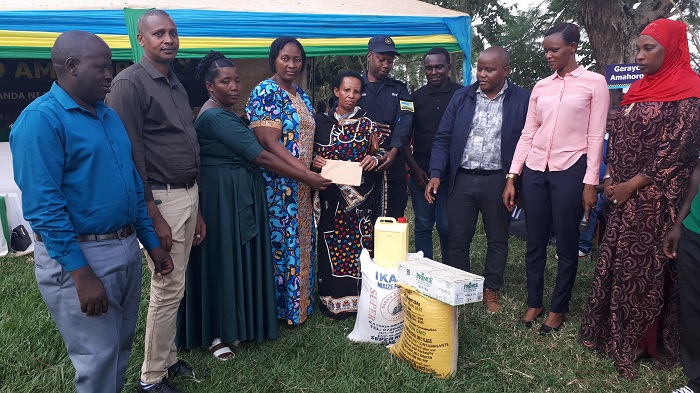 Mukanizeyimana Mamarthe yashyikirijwe imfashanyo yagenewe mu rwego rwo kumufata mu mugongo