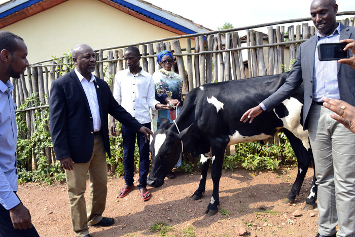 Mukaruzamba yagabiwe inka nyuma y'imyaka 25 anywa amata aguze