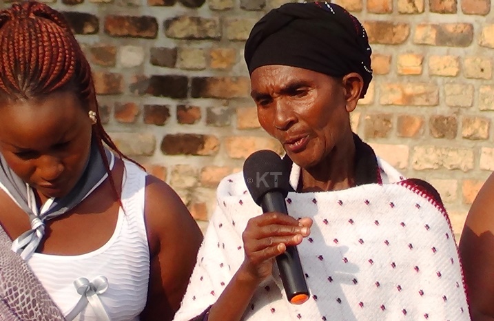 Umukecuru Mukashakwe avuga ko kuba wenyine bimutera kwiheba mu masaziro ye.