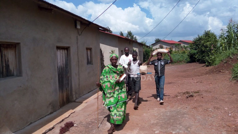 Mukecuru Daphrose n'abamutwaje imfashanyo y'ibirirwa yahawe 