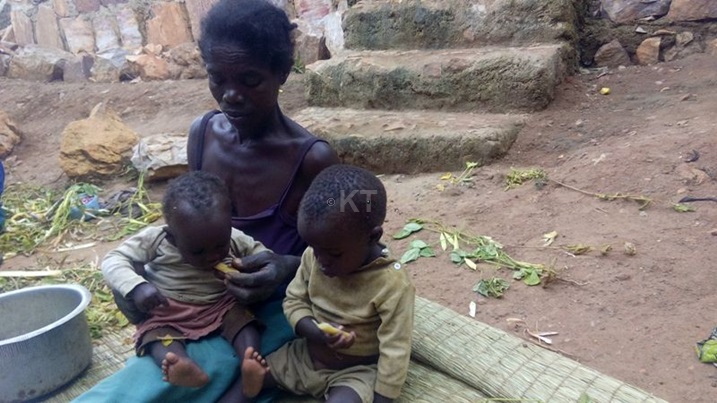 Uyu mukecuru yasigaranye abuzukuru babiri b'imfubyi biturutse ku mpanuka y'ubwato yabaye umwaka ushize.