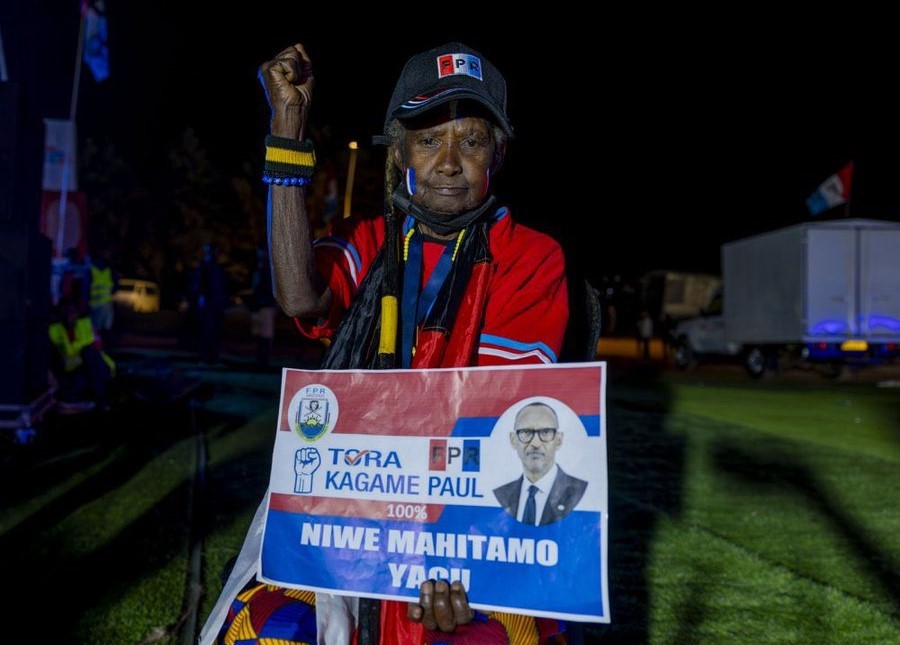 Mukecuru Mama Mukura avuga ko Kagame amurutira ababyeyi