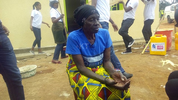 Umukecuru Mukarubega yishimiye ubufasha yahawe n'abakozi ba I&M Bank.