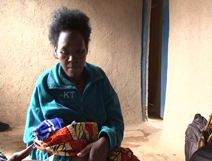 Mukeshimana Florence, umubyeyi wabyaye impanga eshatu, arasaba ubufasha ngo ashobore kuzirera.