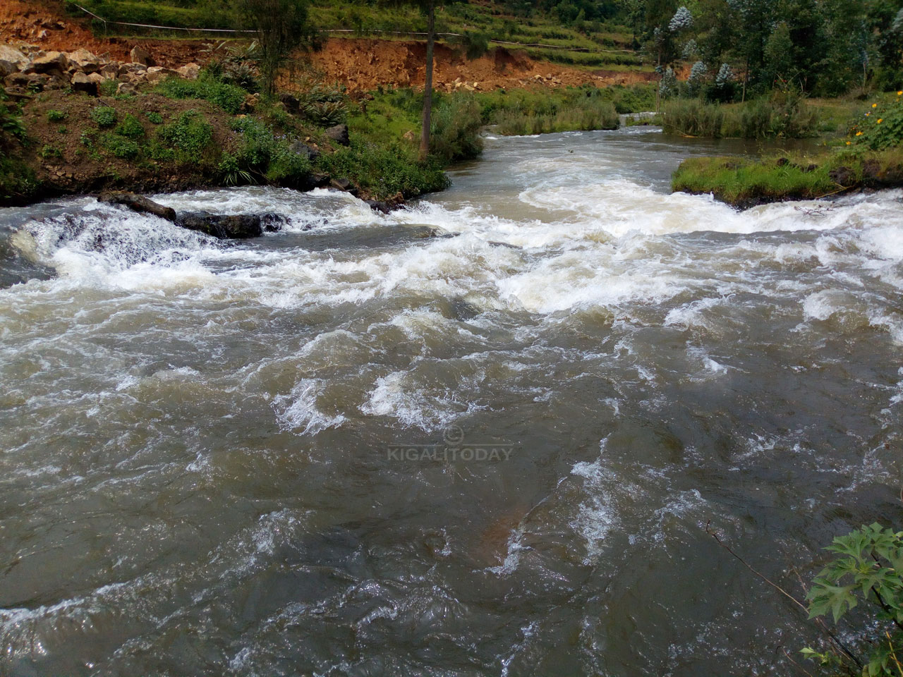 Ku nkengero z'uyu mugezi wa Mukungwa niho hagiye kubakwa urwo rugomero rw'amashanyarazi 