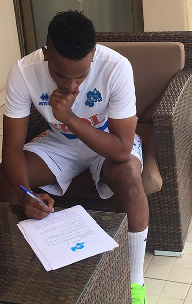 Yannick Mukunzi yaratunguranye asinyira Rayon Sports imyaka ibiri