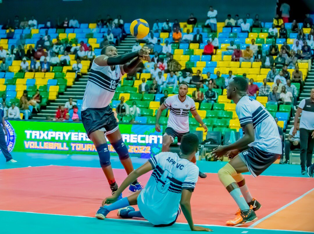 Mukunzi Christophe wa APR VC agerageza kugarura umupira