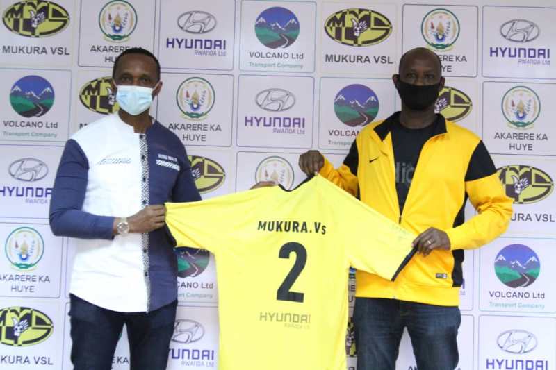 Umuyobozi wa Hyundai Rwanda Muramira Jean Paul na Visi Perezida wa Mukura VS Sakindi Eugène nyuma yo gusinyana amasezerano y'ubufatanye 