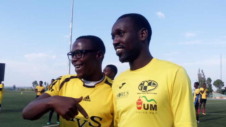 Umufana (wambaye amadarubindi), hamwe na kapiteni wa Mukura