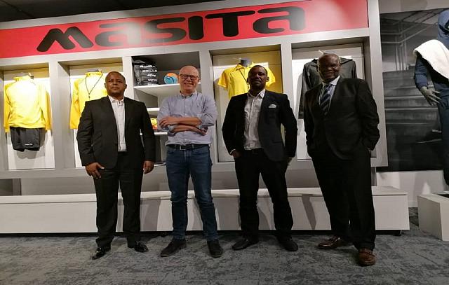 Gasana Jerome, Umuyobozi Mukuru wa Mukura VS (ubanza uhereye ibumoso) ni we uri mu Buholandi mu biganiro bya nyuma n