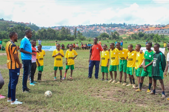 Jimmy Mulisa yasuye abana bafite impano yo gukina umupira w'amaguru mu Kagari ka Murama mu Murenge wa Kinyinya