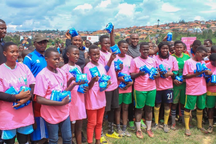 Abakobwa bitabiriye imikino bahise banahabwa ibikoresho by'isuku