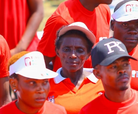 Mundebe Aliane umubyeyi w'imyaka 60 (Uri inyuma hagati)