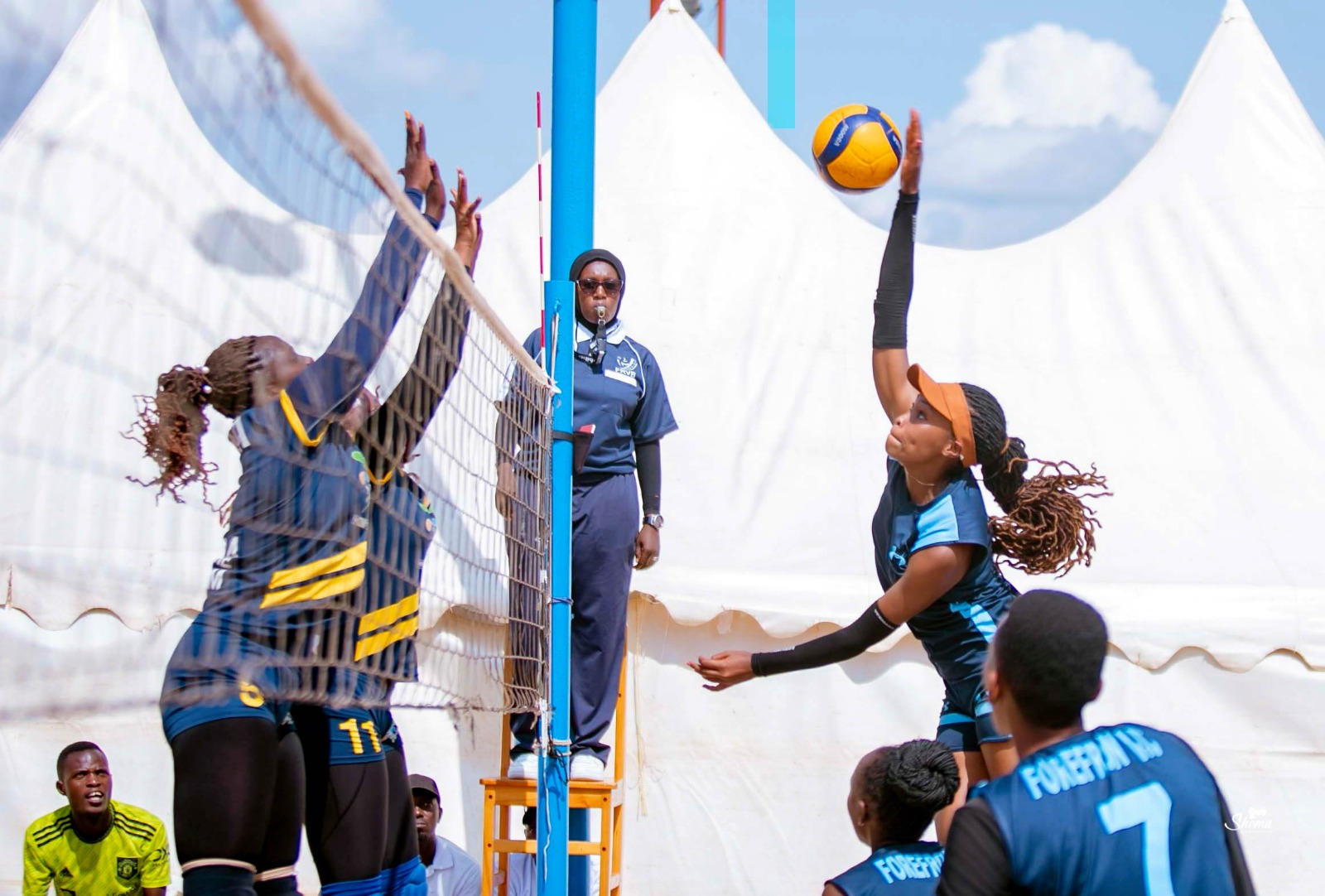 Munezero Valentine mu kirere yataka umupira