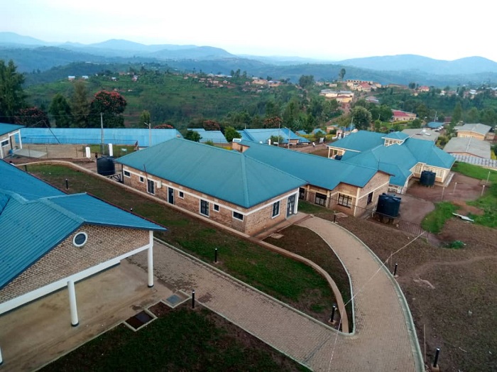 Ibyubako zakorerwagamo n'ibyo bitaro zari zarabaye nto cyane ugereranyije n'ababigana