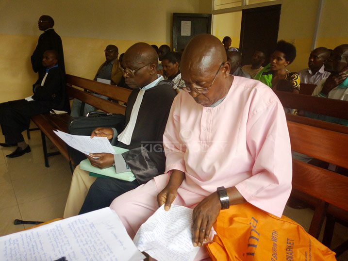 Munyakazi akigera mu rukiko yasomye imyanzuro ibiri, yageneye kopi urukiko igaragaza akarengane kamubuza kuburana