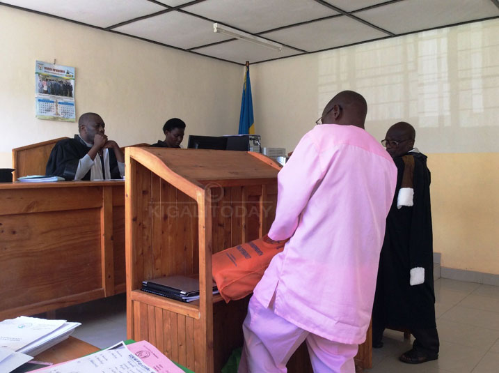 Munyakazi bamwambuye ijambo nawe azinga ibitabo bye ashaka gutaha