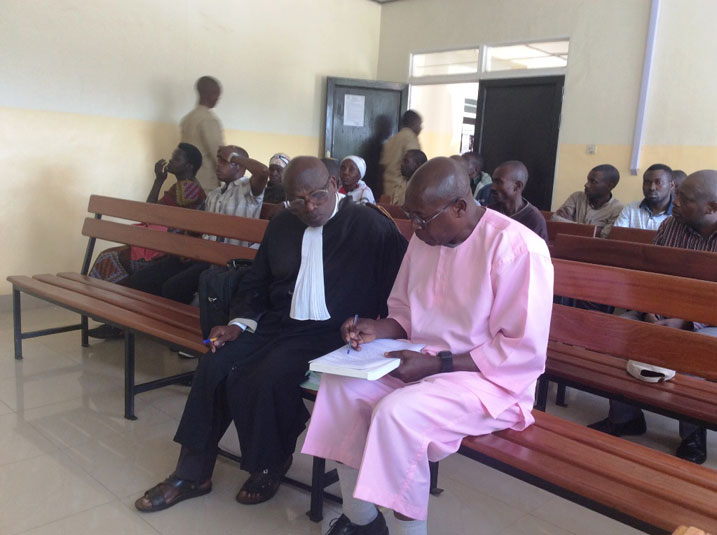 Munyakazi yabanje gusoma inyandikomvugo y'ibyakorewe mu rukiko kugira ngo abone kubisinyira