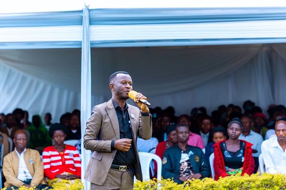 Umuhanzi Munyanshoza Dieudone yifatanyije nabo mu muhango wo Kwibuka