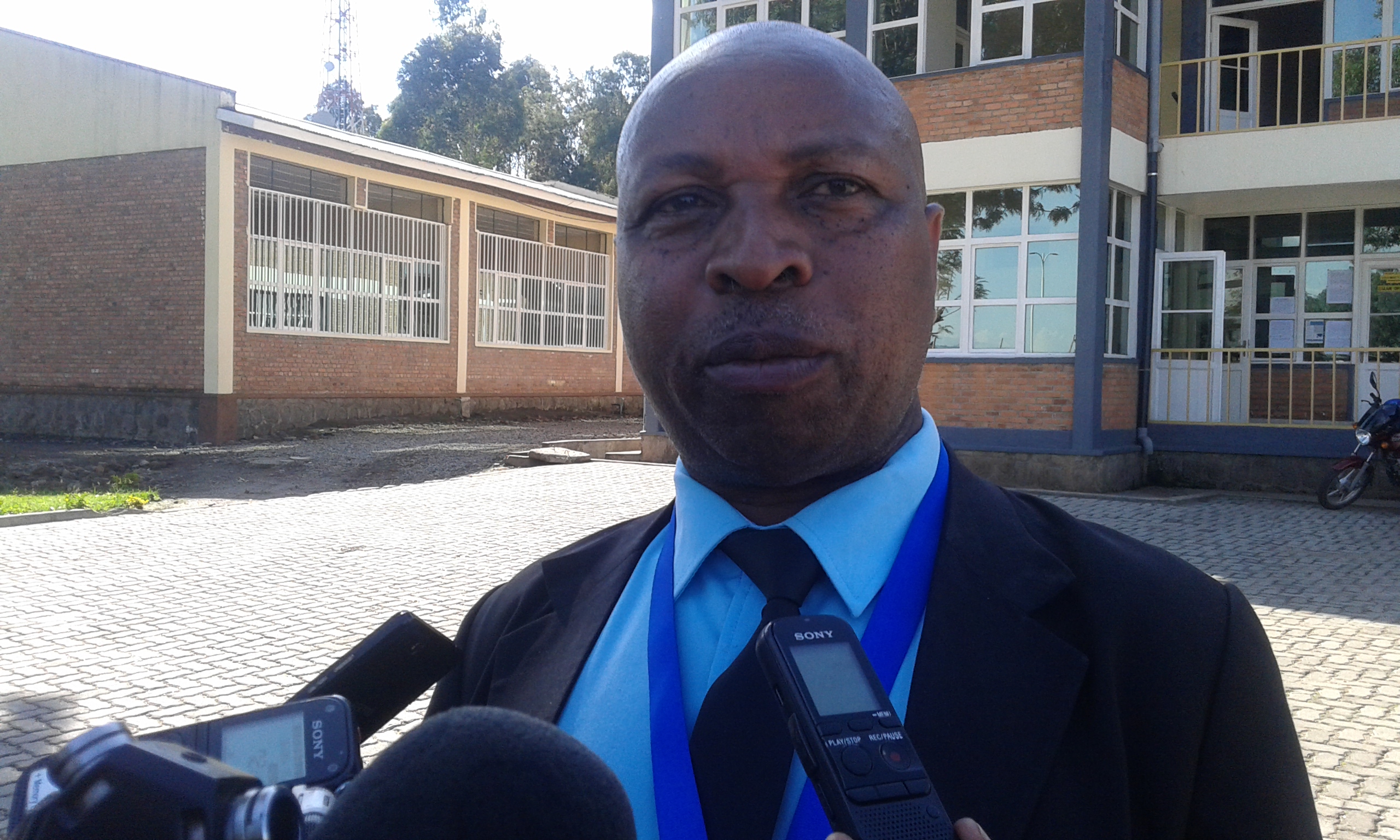 Munyarukiko Jean Pierre, wasezeye akazi ka Leta ajya mu buvuzi gakondo