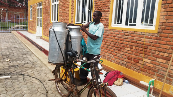 Munyawera ahamya ko agiye kwagura ubworozi bwe kugira ngo ajye agemura amata menshi.