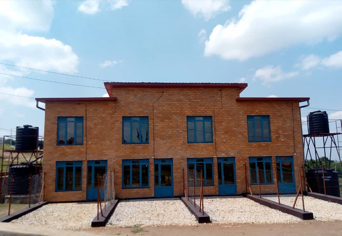 Inzu enye ziri imbere izindi ziri inyuma