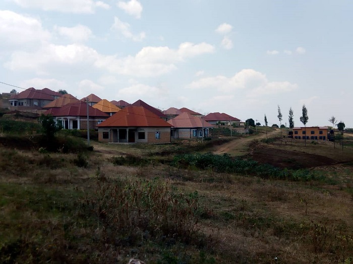 Haracyari ibibanza bizubakwamo andi mazu