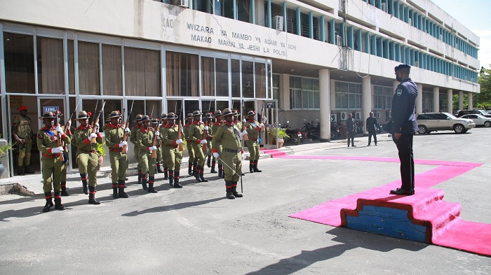 IGP Munyuza yakirwa mu cyubahiro na Polisi ya Tanzania